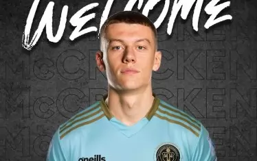 Дъблинският "Бохемиънс" също разчита на екипировка O’Neills, която има спорните три ленти.