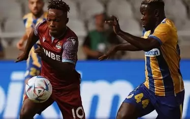 Нападателят на "Ботев" Емануел Току (вляво) се опитва да се измъкне от  Кингсли Сарфо (АПОЕЛ) по време на реванша в Кипър.