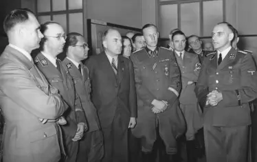 Германското командване замисля операция "Барбароса" през март 1941 г. Сред мъжете на снимката са Хайнрих Химлер, Рудолф Хес и Конрад Майер.