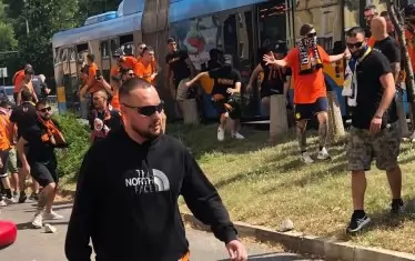 Фенове на кипърския АПОЕЛ вилнеят в локалното платно на бул. "Цариградско шосе" край Орлов мост в центъра на София.