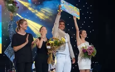  Печелившият дует на Дани и Емин с чека от наградата. 