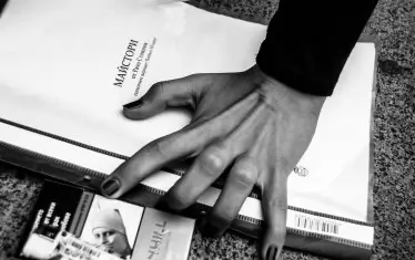  Чия ли е тази изразителна ръка?!