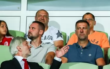 Новият селекционер на националния отбор по футбол Младен Кръстаич (вдясно) слуша какво му разказва бившият президент на ЦСКА и на БФС Валентин Михов (долу вляво) по време на мача между "ЦСКА 1948" и "Лудогорец".