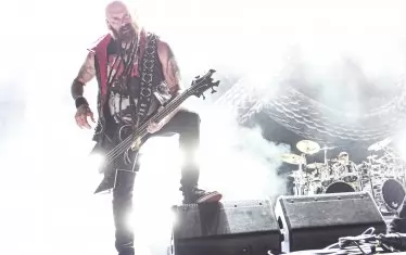 Басистът Крис Кейл в обичайния си вид на герой от "Карибски пирати".