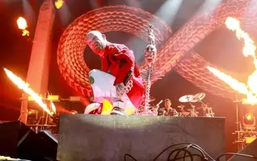 Щастливците на първия ред успяха да видят отблизо множеството лица...