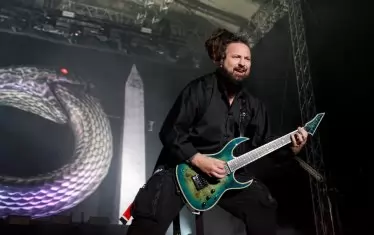 Китаристът Золтан Батори във вихъра си.