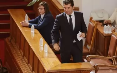  Предсрочни избори са по-скоро изгодни за Кирил Петков и "Продължаваме промяната", но вероятността Корнелия Нинова да получи толкова власт и влияние от много ниска електорална позиция този път граничи с нулата. 