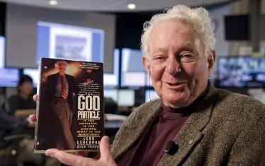  Ледерман със знаменитата си книга "Божествената частица", дала второто название на Хигс бозона.