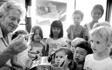  За да служи на обществото, науката трябва да се обяснява на популярен език, за да бъде разбрана и от децата, смята Леон Ледерман, който посреща един от рождените си дни в детската градина към лабораторията "Фермилаб".