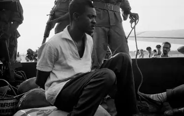  Патрис Лумумба в момента на неговото арестуване и малко преди да бъде убит през януари 1961 г.