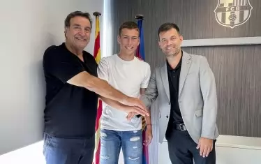 На подписването на договора присъства и популярният футболист на "Барселона" от миналото Хосе Рамон Алесанко (вляво), който сега е директор на юношеските отбори на клуба.