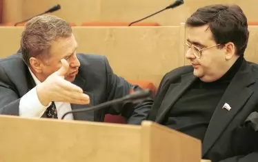  Алексей Митрофанов бе дясна ръка на Владимир Жириновски (вляво), докато не го измами през 2003 г., че ще му даде 2 млн. евро.