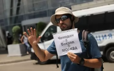  Българин на летището изпраща руснаците