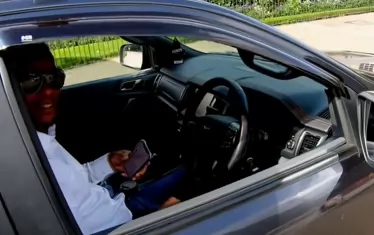 Поредният нарушител, използващ мобилен телефон зад волана.