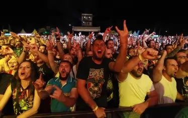 ...а вечерта морето от хора се простираше в далечен периметър пред сцената.