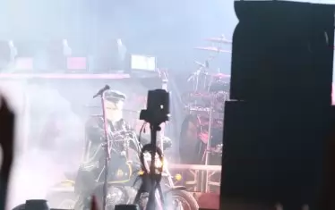 А Роб Халфорд яхна и мотоциклет, което предизвика допълнителен възторг у феновете.