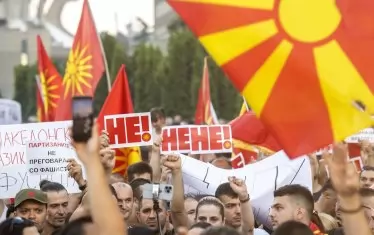 Призовани от опозицията демонстранти протестираха снощи в Скопие срещу френското предложение. Мнозина от тях останаха, за да продължат протеста си тази вечер.