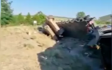 Платформа с танк се обърна на път за полигона в Ново село