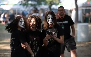 За никого не бе изненада, че публиката в първата вечер на Hills of Rock бе дошла (и се бе подготвила с фланелки и дори грим) най-вече заради Slipknot.