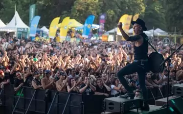 Публиката приветства вокалиста на полската кънтри-блус група Me and that Man Адам Дарски, познат като Неграл - фронтмена на екстремните "Бехемот".