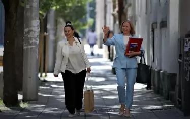 Правосъдният министър в оставка Надежда Йорданова дойде в добро настроение във ВСС.