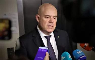 Гешев се спря при журналистите, преди да влезе в залата на ВСС, но не отговори на въпросите им. 