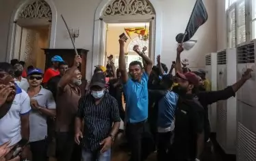 Народът нахлува в двореца