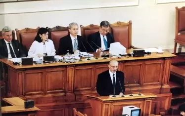 И на трибуната в парламента под погледа на Герджиков.
