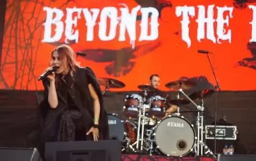 Германската симфоник метъл група Beyond the Black, начело с рожденичката Дженифер Хабен, бе възможно най-добрият съпорт за Within Temptation.