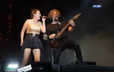 Шарън с един от китаристите - Щефен Хелеблад.