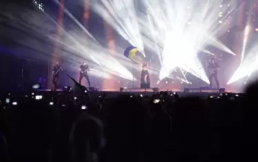 Моментът, в който вокалистската на Within Temptation развя украинското знаме.