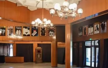  Спомен за фоайето на театъра преди началото на ремонта.  