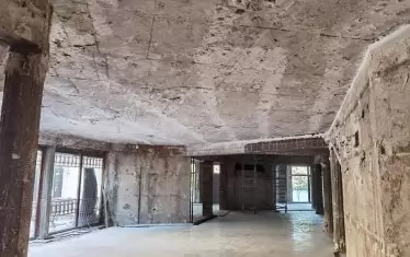 Интериорът на сградата вече е напълно унищожен.