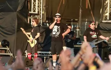 Водените от фронтмена си Уитфилд Крейн американско рокаджии Ugly Kid Joe бяха поставени доста рано в програмата, но това не попречи да направят чудесно шоу за публиката.