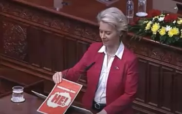 Председателката на ЕК невъзмутиво положи провокативния надпис на трибуната и продължи речта си.