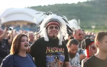 Сред публиката имаше "пирати" (вдясно), чакащи Running Wild, но и "индианци" - за Alestorm.