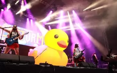 По време на изпълнението си Alestorm извадиха на сцената огромно жълто пате.