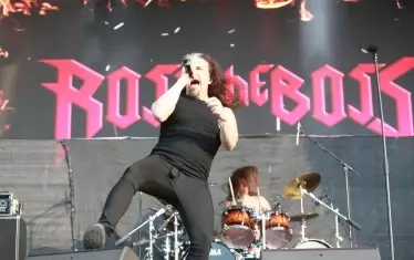 Ross the Boss също загряха подобаващо публиката.