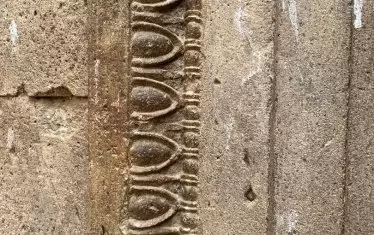 Входът на преддверието в храма в Четиньовата могила е обиколен от интересни символи - яйчица, символизиращи раждането на живота, около които има избледняла червена лъкатушеща линия, наречена меандър, символ на вечността.