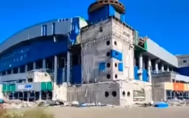 Така изглежда стадионът на "Мариупол" след попаденията на руски ракети.