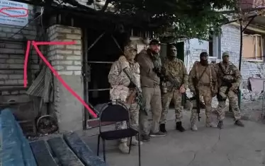 Снимката от фоторепортажа на военния кореспондент Среда от щаба на "Вагнер", по която са се ориентирали украинските военни - разчели са надписа на сградата