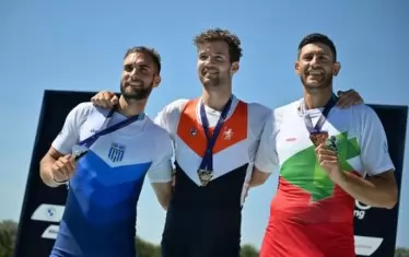 Кристиян Василев (вдясно), шампионът Мелвин Твелаар (до него) и сребърният медалист Стефанос Дускос позират с отличията си.