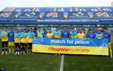 Футболистите на "Динамо" (Киев) позират с колегите си от "Динамо" (Загреб) на стадион "Максимир" в хърватската столица. Този мач през април бе част от поредицата приятелски срещи на украински отбори с цел набиране на средства в помощ на Украйна.