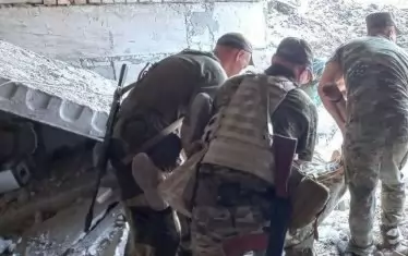 В социалните мрежи се появиха снимки как изпод развалините на щаба на изнасят ранени