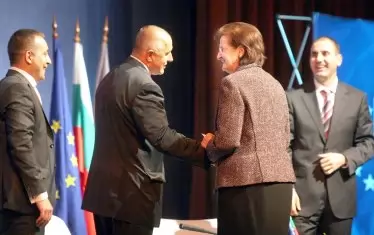 3 декември 2006 г., основаване на ГЕРБ, дебют на Бойко Борисов като партиец. Днес много от приятелствата са бивши, съратниците слязоха от сцената. Единствено ТОЙ смята да векува на нея.