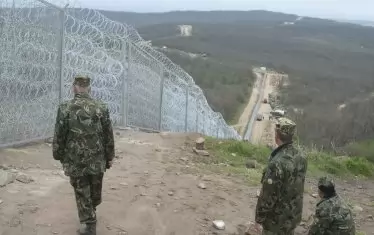 То не бяха милиони за ограда, за камери и дронове, за полицаи и военни по границата, а накрая стотици и дори хиляди мигранти си влизат и излизат откъдето и когато си поискат