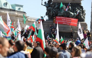 Хора, знамена, любовен червен транспарант спрямо Русия – митингът не е на БСП, а на "Възраждане", която й отнема привържениците.