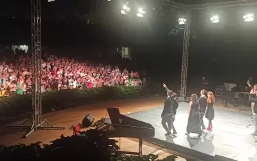 Артистите от Flying Steps бяха бурно аплодирани от публиката в Летния театър на Варна снощи.