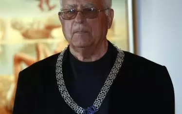 Преди няколко години Величко Минеков получи високото държавно отличие "Златен век" с огърлие от друг служебен министър на културата, Петър Стоянович.