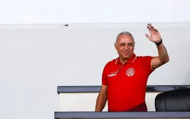 Христо Стоичков беше посрещнат с благоговение от "червената" публика и демонстрира добро настроение във ВИП ложата на "Васил Левски". След края на двубоя обаче легендата отказа да застане пред журналистите.